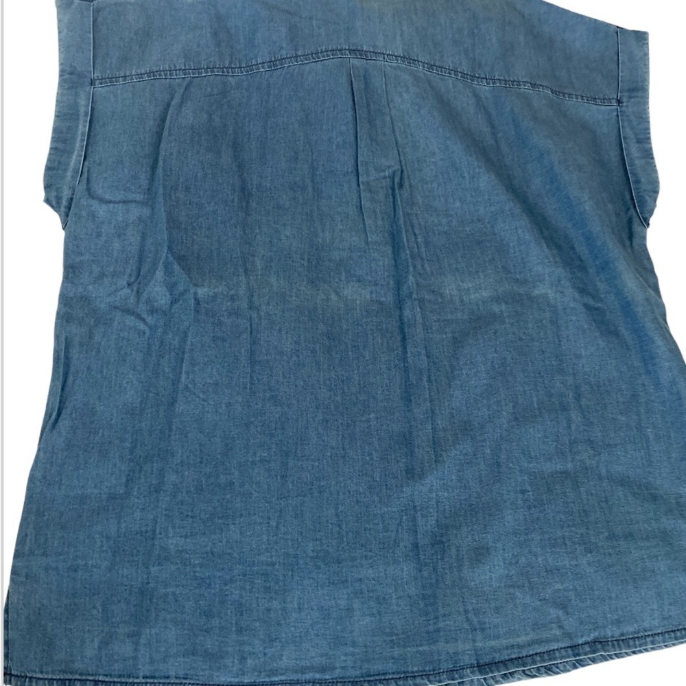 🌺Chambray button front top. Cuffed cap sleeves. NWT - Picture 2 of 6